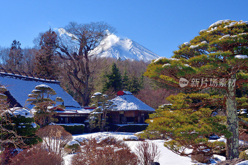 白雪皑皑的富士山和茅草屋顶:山梨县大野hakkai的景色