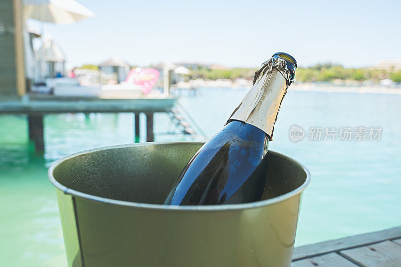 冰桶里的香槟在海边