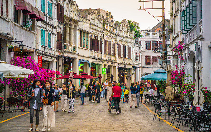 七楼老街景步行街与拱廊建筑游客和戏剧性的灯光在中国海南海口老城中山