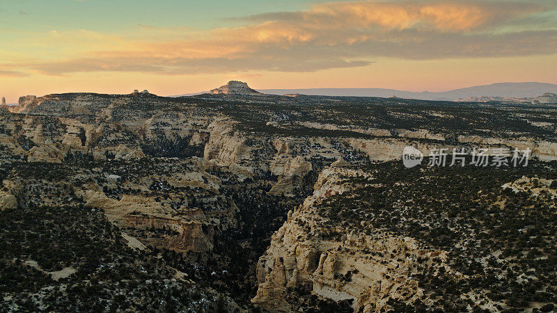 峡谷和岩石尖塔在埃默里县，犹他州-空中