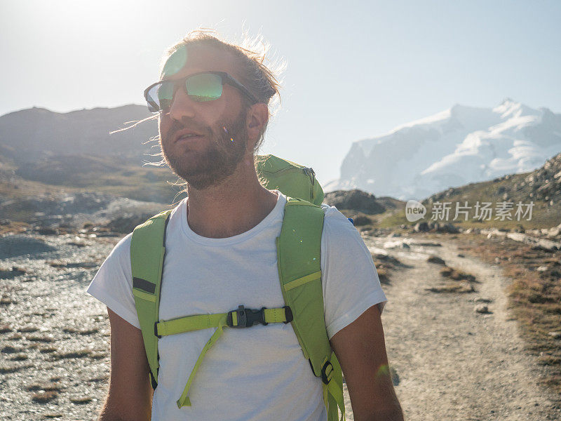 一名男子在瑞士阿尔卑斯山徒步旅行