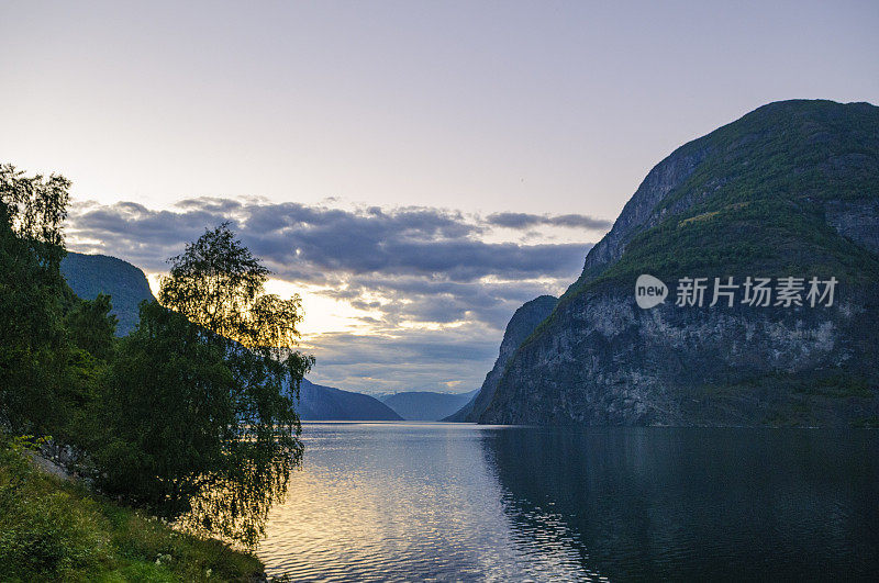 在挪威奥兰峡湾的日落在一个美丽的夏日