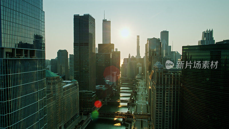 太阳在芝加哥市中心升起-空中