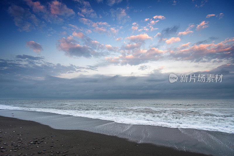 海面上阴沉的天空