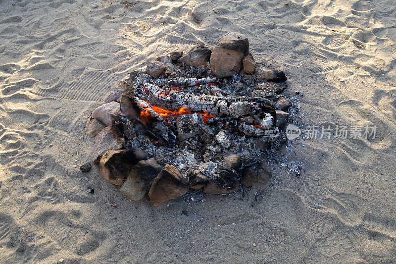 篝火在海滩上燃烧