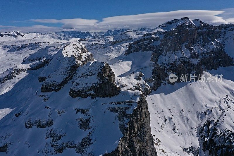 空中拍摄的白雪覆盖的大山丘和勃朗峰