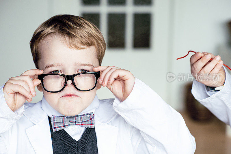 戴着眼镜的搞笑儿童科学家做鬼脸