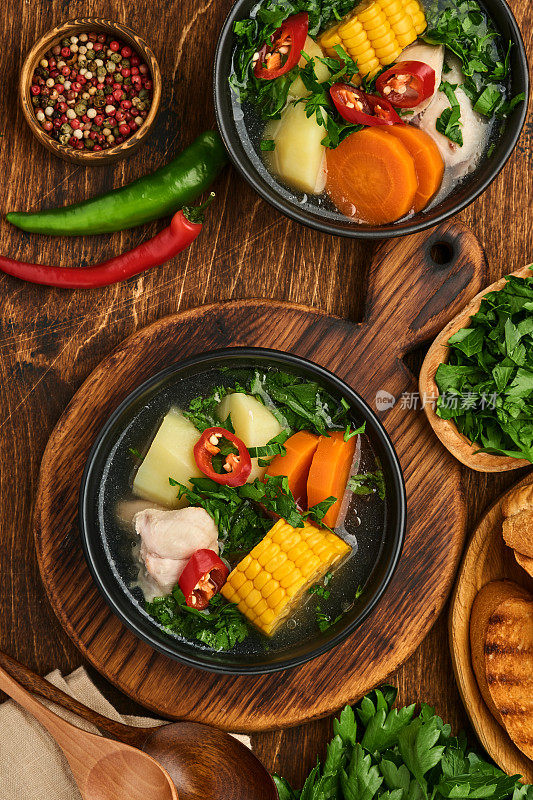 智利肉汤，小南瓜，玉米，新鲜香菜和土豆，旧木桌背景。做到。Latinamerican食物。
