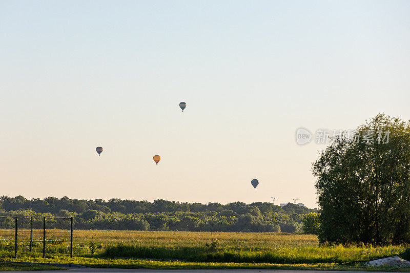 五颜六色的热气球在黄昏或黎明的天空中翱翔。飞行在雾在日出或日落与美丽的天空背景。旅游和旅游理念。河谷鸟瞰图。