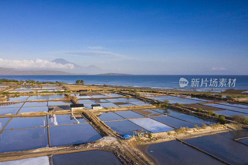 印度尼西亚巴厘岛北部面向大海的盐田