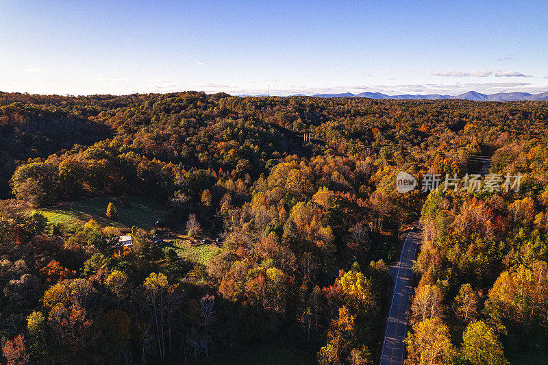 公路附近乡村住宅的鸟瞰图