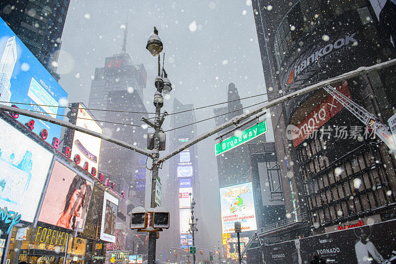 美国纽约，暴风雪中时代广场的百老汇路标