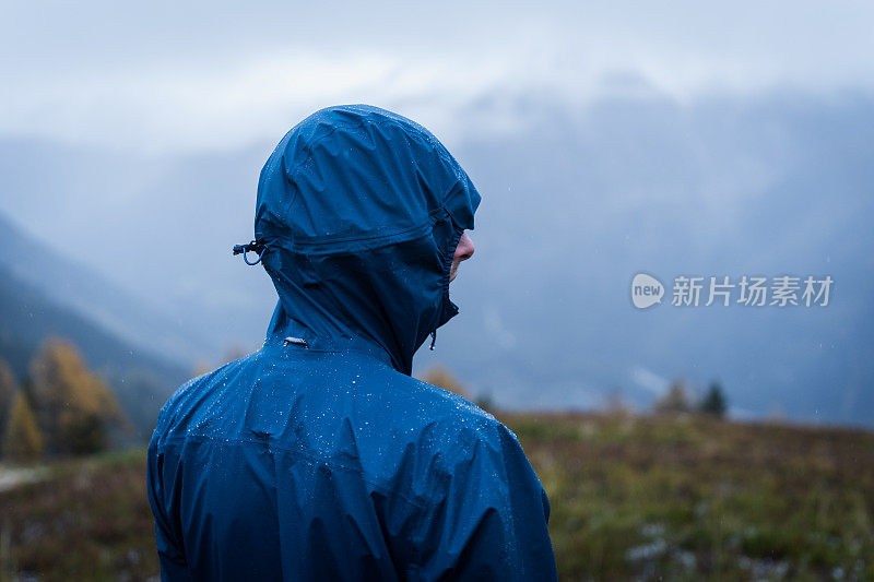 穿雨衣的跑步者的肖像