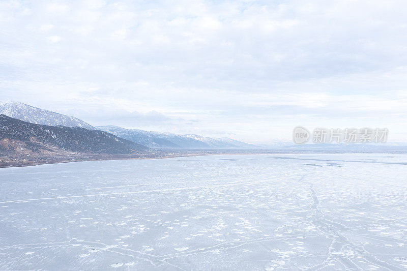 雪覆盖了湖