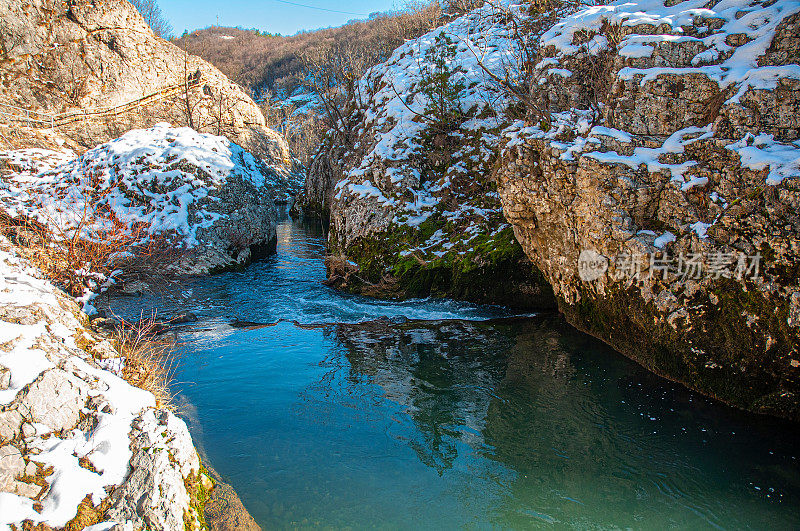 冬季山地景观，河流积雪和树木，最喜欢野餐的地方