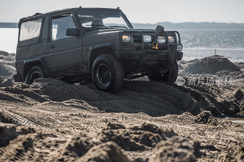 沙滩上的越野卡车和其他4X4车辆