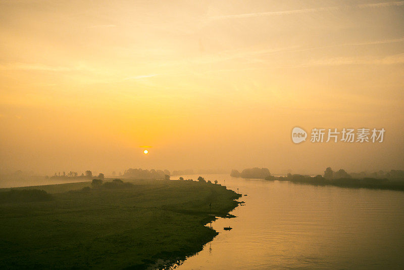 在一个美丽的秋天早晨，伊塞尔河上的日出