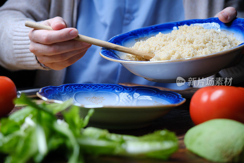 提供藜麦和蔬菜碗