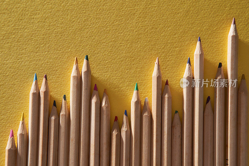 彩色铅笔条形图显示成功的结果在黄色背景。