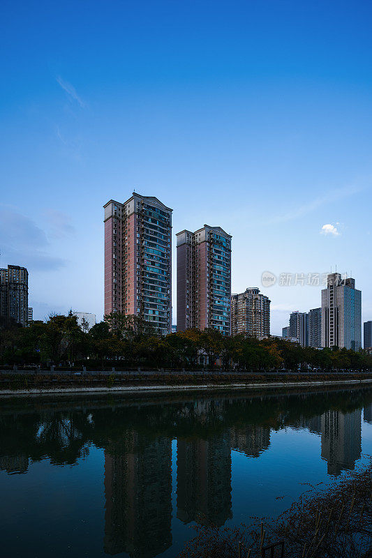 在一个阳光明媚的下午，城市天际线靠近成都廊桥