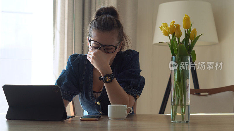 疲惫紧张的领导戴眼镜的女人聊天笔记本电脑客厅。使用IT进行写作和搜索。疲惫的布伊桑女士眼睛疼痛工作导致会议浏览互联网。教育、科技
