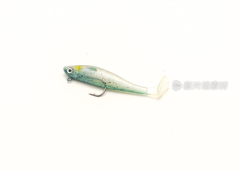 单跳鱼头鲥鱼软鱼饵与钩和桨尾游泳饵孤立在白色背景