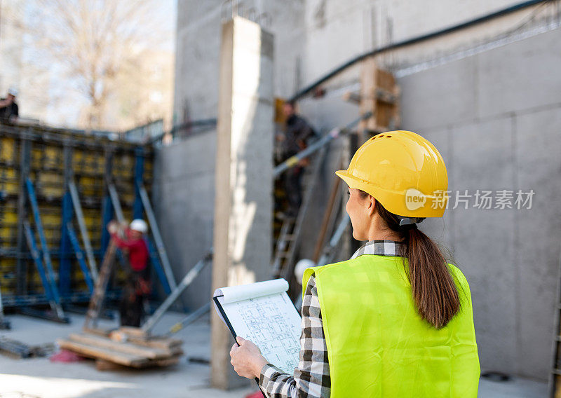 年轻成功的女建筑工人