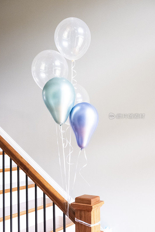 楼梯上的派对气球
