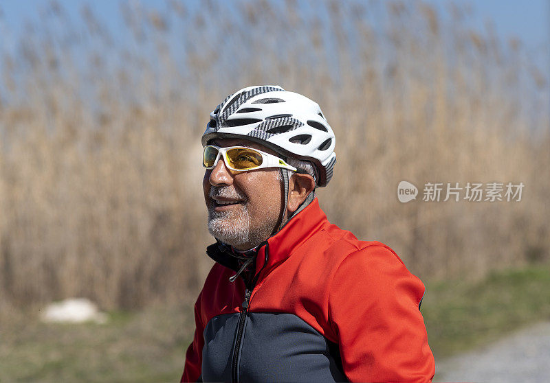 年老男性骑自行车的肖像
