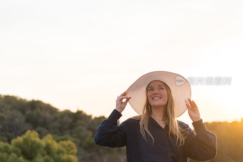 度假的年轻女子在观点放松