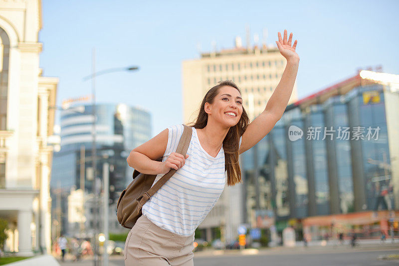 成年女性在叫出租车