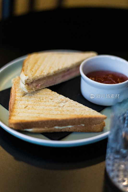 酒吧里供应的烤火腿和奶酪三明治。