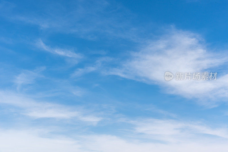 蓝天上的卷云