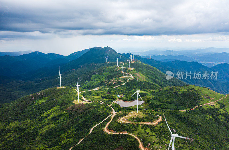 山上的风力发电场景