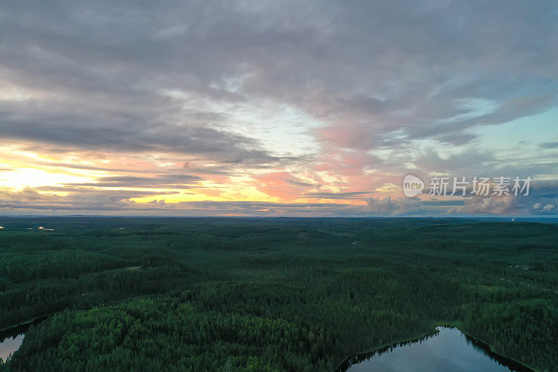 芬兰湖泊自然景观森林荒野日落