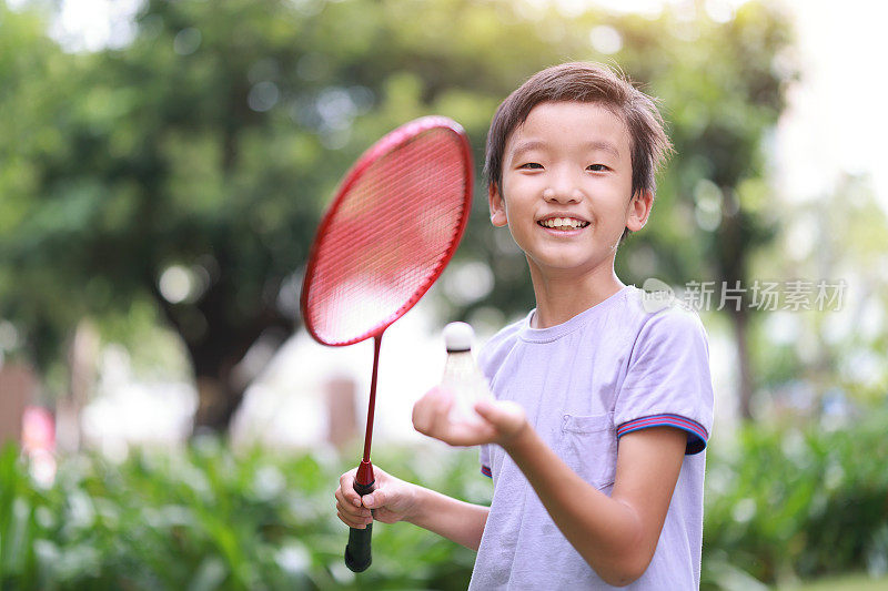 一个男孩在公园打羽毛球