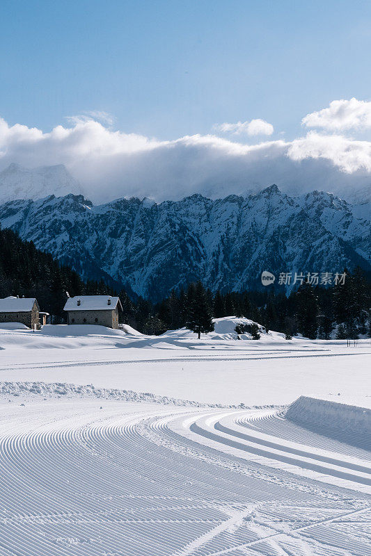 越野滑雪道的高架视图