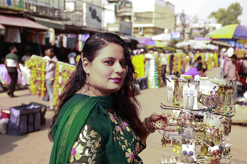 印度妇女在跳蚤市场购买珠宝