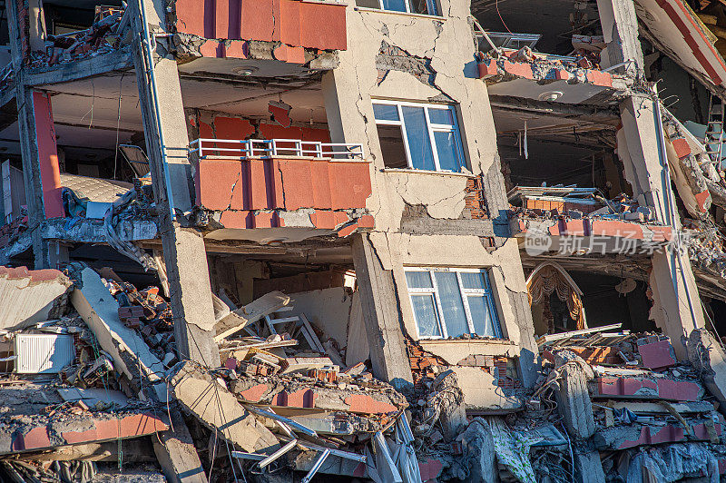 在地震中被摧毁的建筑物的楼层