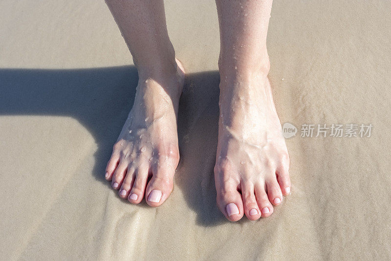 海滩上的脚