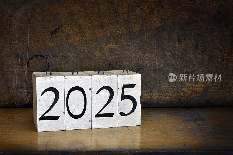 2025年用木块写在旧的旧木板的黑色背景上