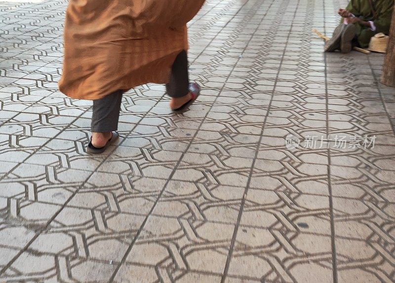 在摩洛哥行走的男人和乞丐