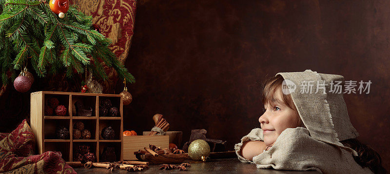 小女孩和巧克力在圣诞树下。