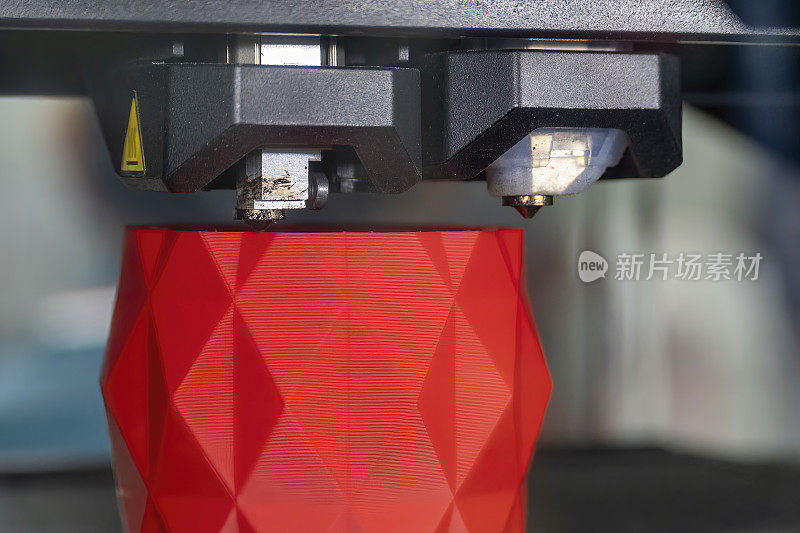 3D打印机增材制造。