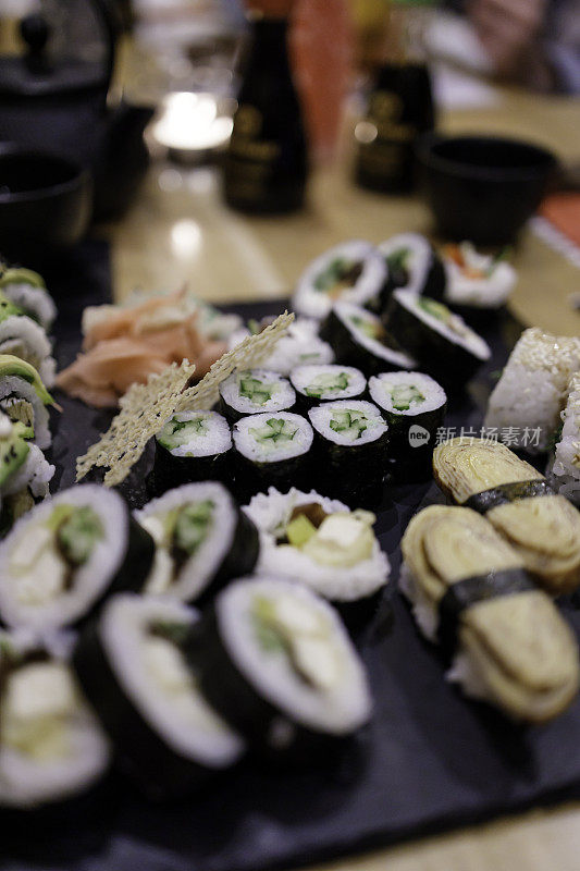 素食寿司卷在日本餐厅的盘子里