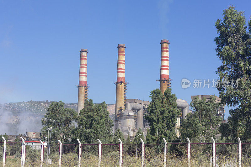 位于土耳其博德鲁姆附近的爱琴海海岸戈科瓦湾，带烟烟囱的煤热电厂
