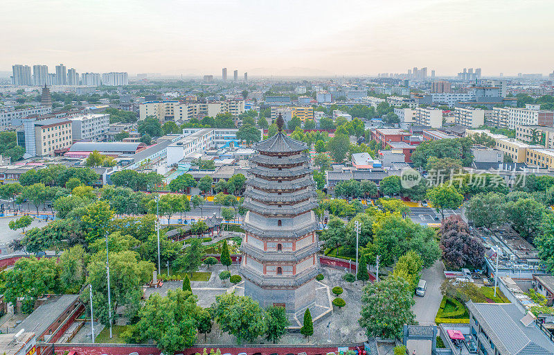 中国河北省石家庄市正定县的正定天宁寺和天宁寺凌霄塔的航拍照片