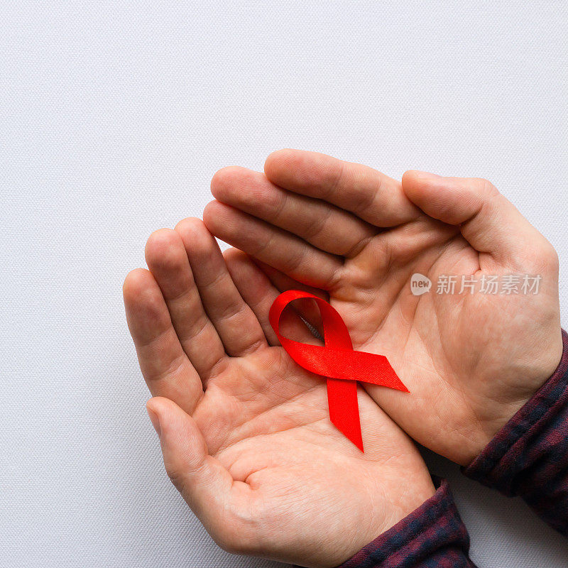 一名男子手持世界艾滋病日的标志