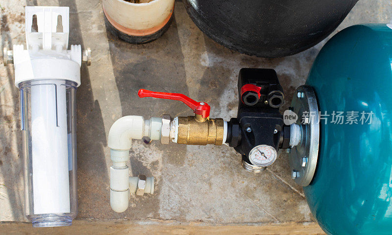 乡村住宅的现代水源供水系统。液压蓄能器充水，滤砂带过滤器。Industri