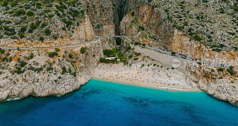 绿松石般的地中海和舒适的沙滩鸟瞰图，美丽的海湾，沙滩和绿松石般的大海在大山之间。鸟瞰图，土耳其卡斯的卡普塔斯海滩
